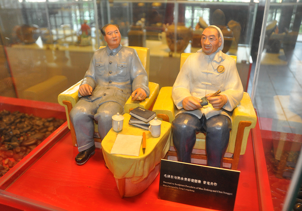 毛泽东与陈永贵彩瓷塑像