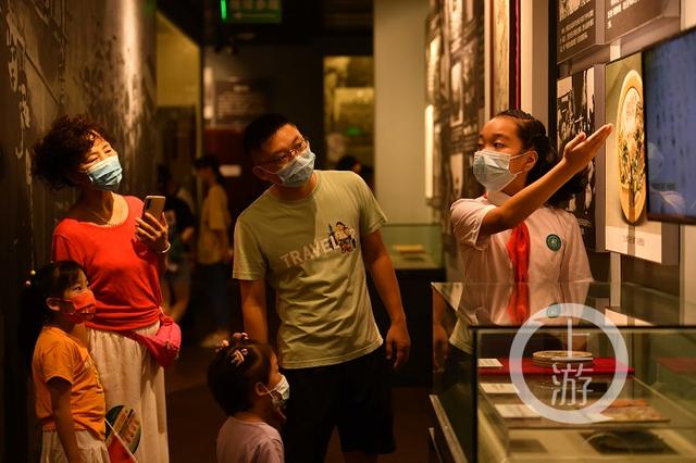 重庆建川博物馆来了一群红领巾讲解员，他们为游客讲党史