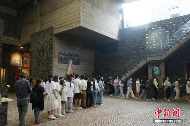 四川建川博物馆纪念汶川特大地震13周年 民众向遇难者献花