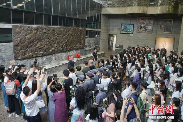 四川建川博物馆纪念汶川特大地震13周年 民众向遇难者献花