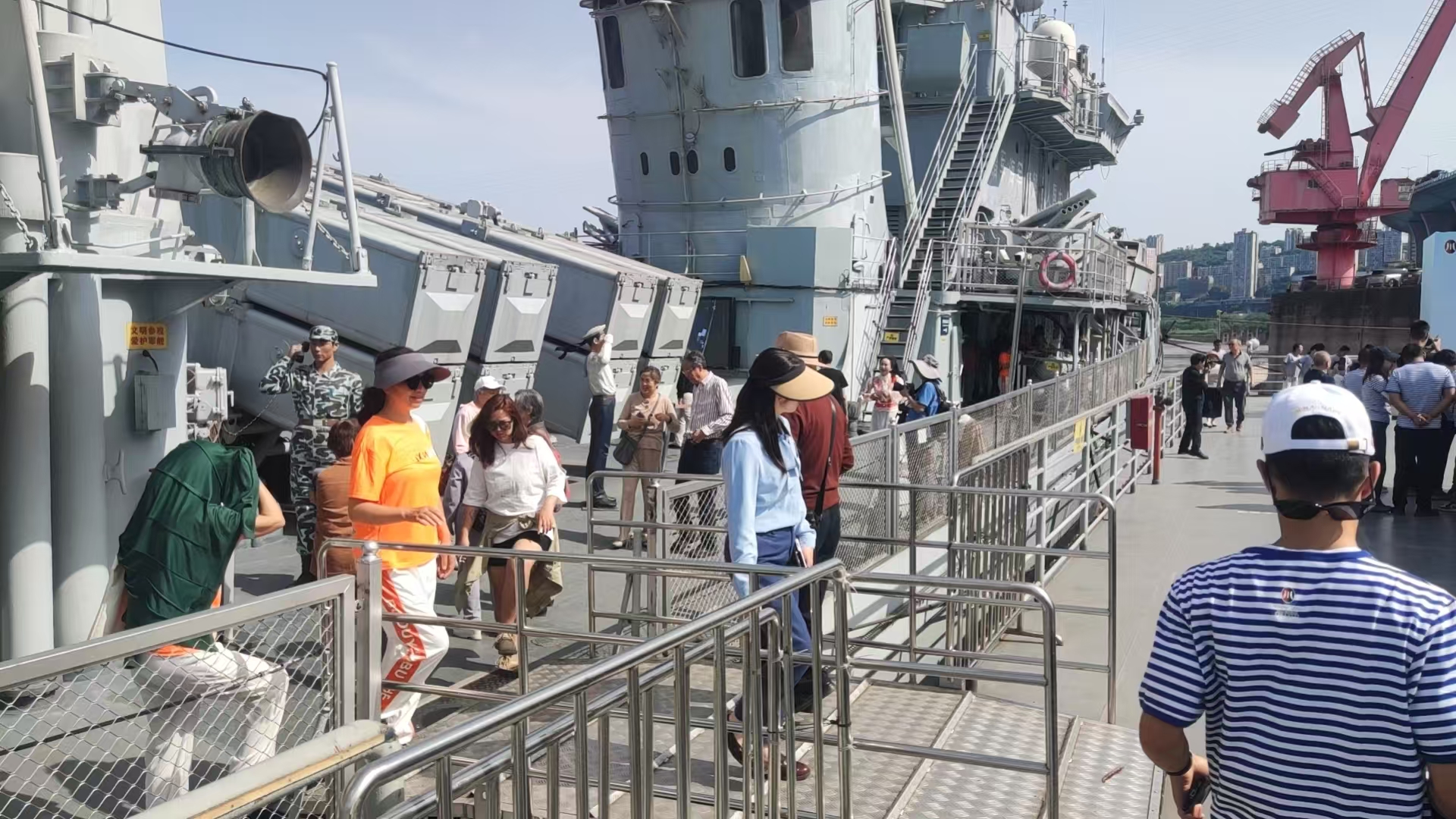 “登上166舰，让人感受到人民海军的强大以及和平时代来之不易！”
