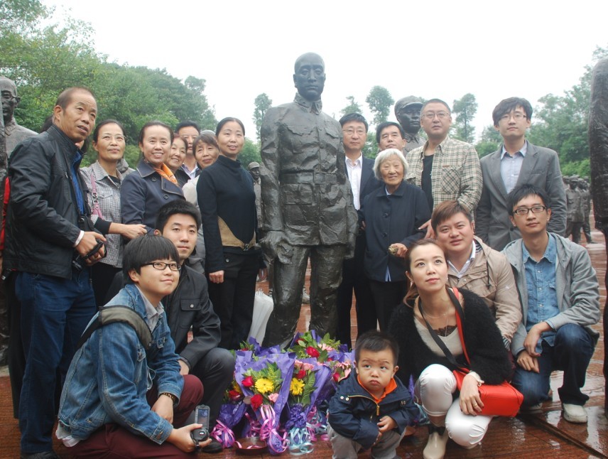 杨杰将军后人前来祭奠