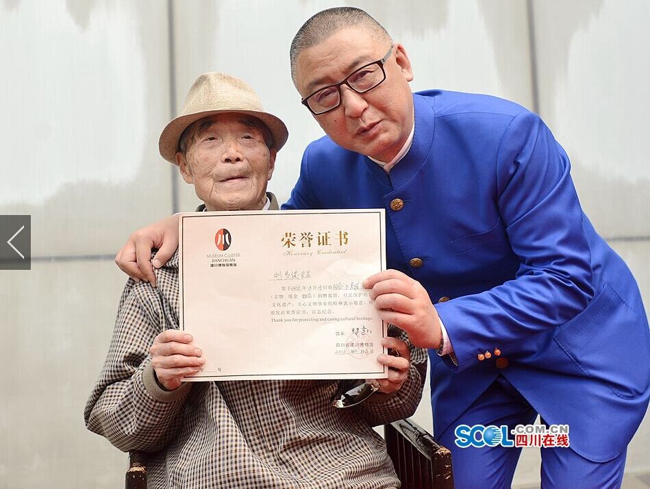 94岁非遗指画家向建川博物馆捐赠“飞虎队”抗战指画